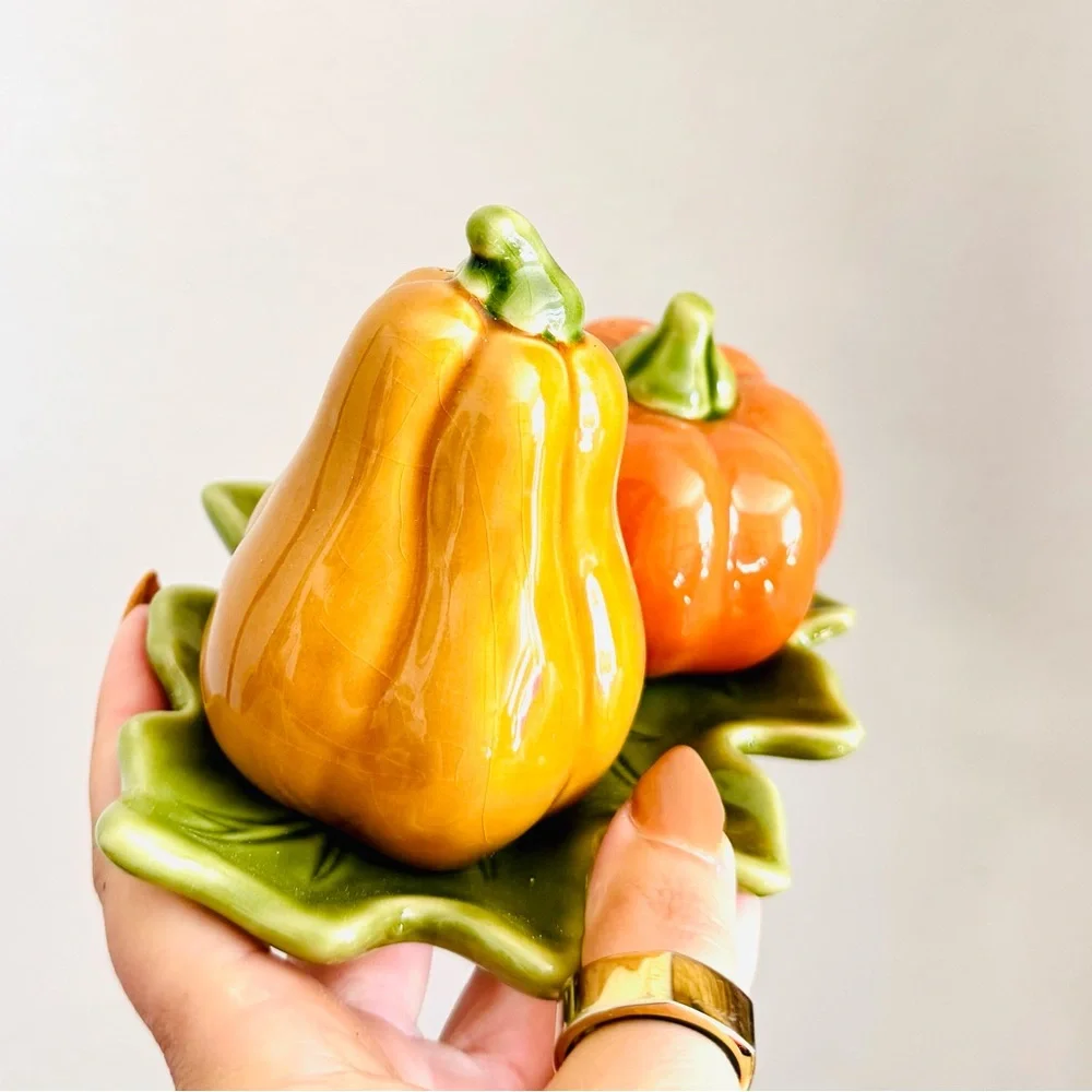 VINTAGE ANTHROPOLOGIE Gold Yellow Orange Pumpkin Squash Salt Pepper Shaker Plate